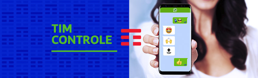 Imagem de homem barbudo sentado próximo à rua, tomando café e vendo a tela de seu celular com fisionomia confiante.