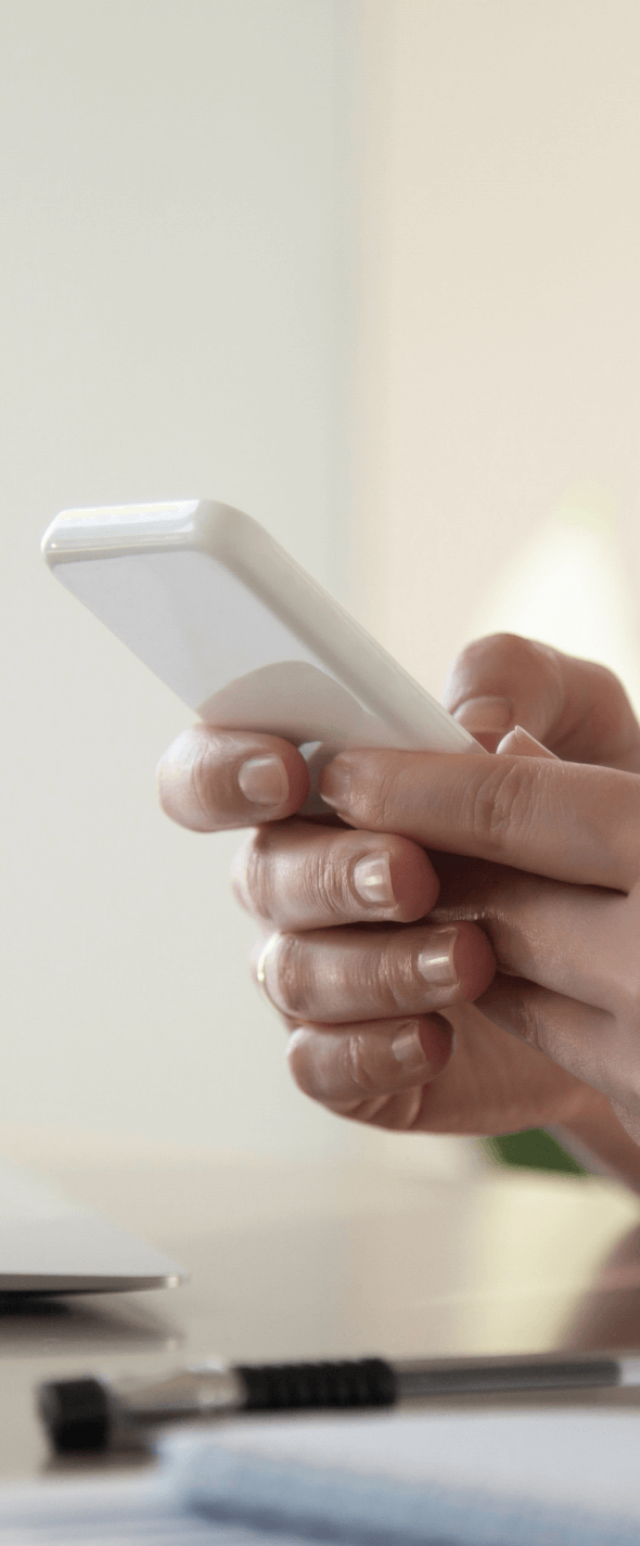 Duas mãos digitando em um celular