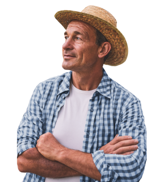 Homem com os braços cruzados olhando para o lado e sorrindo. Ele usa uma blusa quadriculada e um chapéu.