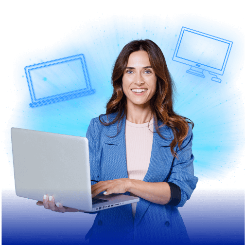 Empresária está em pé sorrindo e segurando um notebook com o antebraço. Atrás dela, ícones de monitores de computador e notebook.